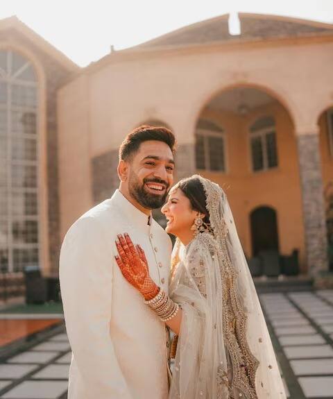 मुजना हिच्या इन्स्टाग्रामवर मोठ्या प्रमाणात फॉलोअर्स आहेत आणि तिने अनेक नामांकित ब्रँड्ससाठी मॉडेलिंग केली आहे.