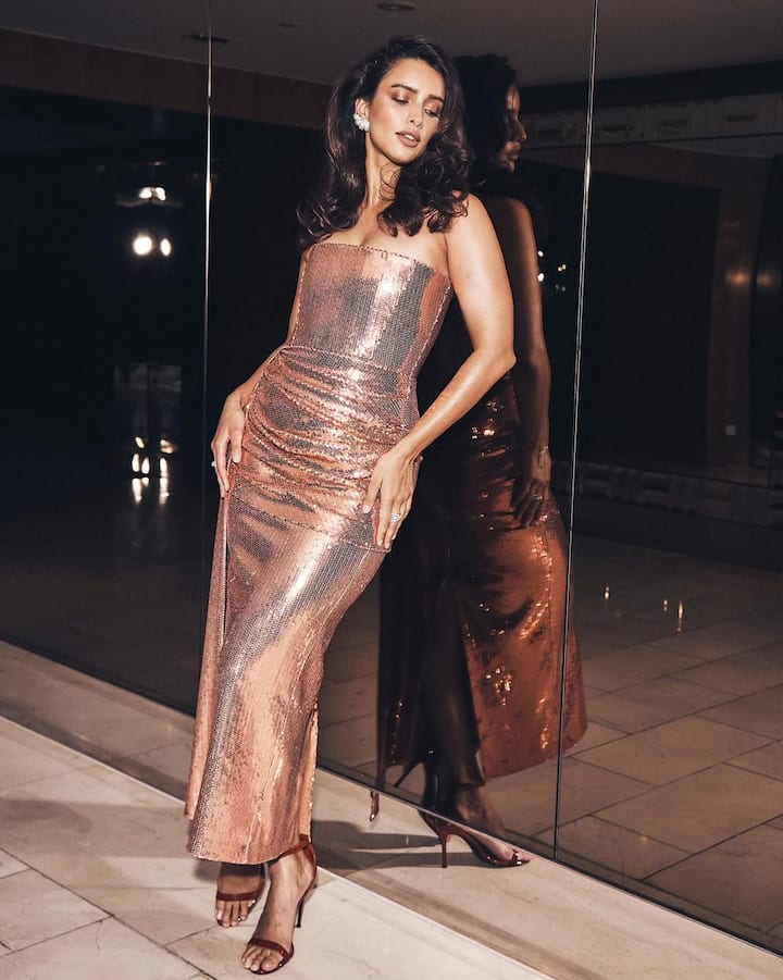 Her makeup was on point—dewy skin, soft smoky eyes, perfectly contoured cheeks, and a nude lip added just the right amount of glam without overpowering the look.