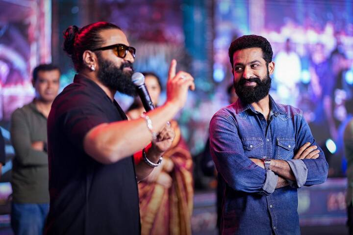 రిషబ్ శెట్టి కోసం తాను 'కాంతార' ప్రీ రిలీజ్ వేడుకకు వచ్చానని ఎన్టీఆర్ అంటే... ఎన్టీఆర్ తనకు సోదరుడు అని రిషబ్ శెట్టి చెప్పారు. (Image Courtesy: mythrireleases / Instagram)