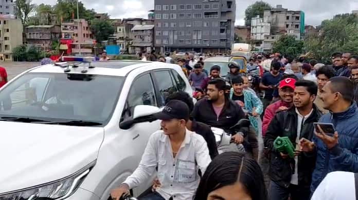 त्यामुळे पूरस्थिती कायम असून नागरिकांना सतर्कतेचे आवाहन करण्यात आले आहे.