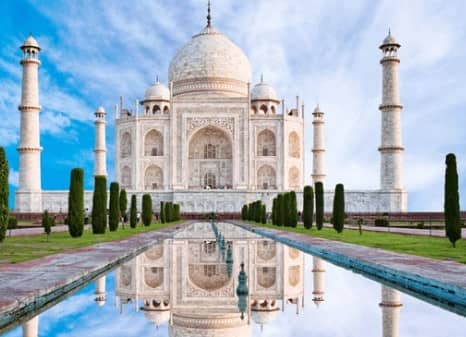 आगरा: अगर आपने ताजमहल अब तक नहीं देखा तो यह मौका है. आगरा का सफर बेहद सस्ता है और ट्रेन या बस से आसानी से पहुंचा जा सकता है. यहां आप ताजमहल, आगरा किला और फतेहपुर सीकरी जैसी जगहों को देख सकते हैं. स्ट्रीट फूड और कम पैसे वाले होटल्स आपकी यात्रा को आसान और सस्ता बना देंगे.