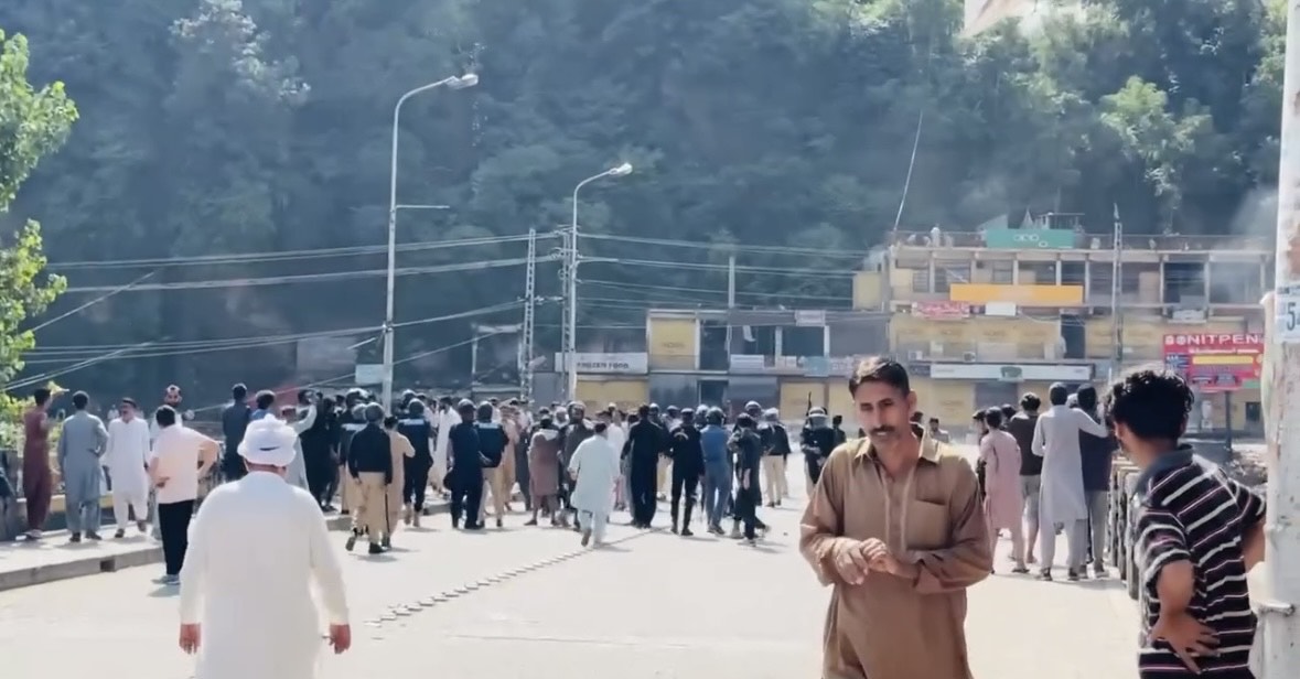 PoK On The Boil: 2 Killed, 18 Injured As Civil Unrest Erupts Against Pakistan Govt, Locals Clash With Forces