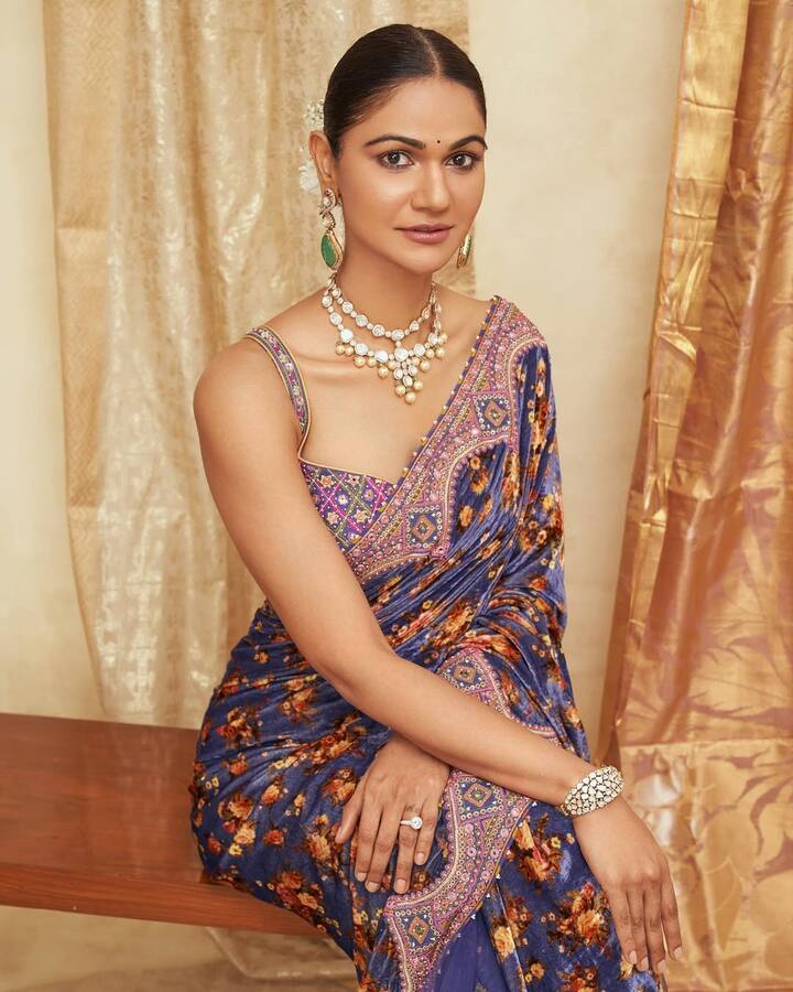 स्नेहा की तरह ही आप भी ऐसी स्टाइलिश साड़ी को स्लीवलेस ब्लाउज के साथ कैरी कर एक क्लासी और एलिगेंट लुक पा सकती हैं. अपने आउटफिट को स्टाइलिश एक्सरीज के साथ पेयर कर अपने लुक को कंप्लीट करें.