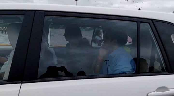 रविवारी सायंकाळी गोदावरी नदीला पूर आल्यानंतर पाणी दुतोंडया मारुतीच्या माथ्यावरून वाहत होतं. आता पाणी थोडं कमी होऊन छातीपर्यंत आलंय.