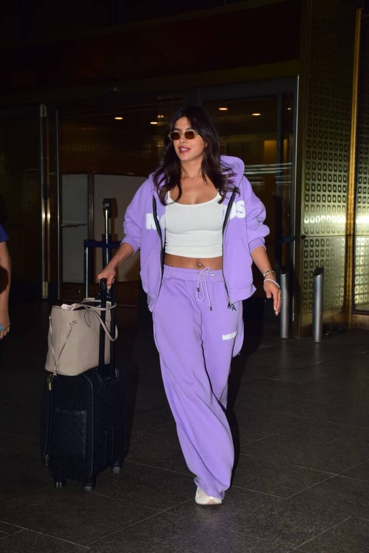 एयरपोर्ट पर प्रियंका का स्टाइलिश लुक देखने को मिला. एक्ट्रेस ने व्हाइट क्रॉप टॉप के साथ लाइट पर्पल शेड का को-अर्ड सेट कैरी किया.