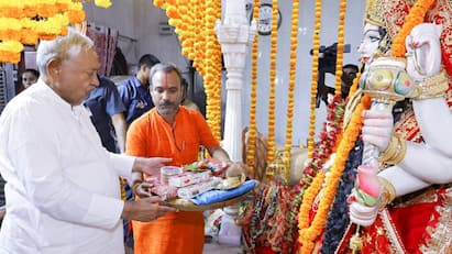 मुख्यमंत्री नीतीश ने महासप्तमी पर की मां दुर्गा की पूजा, तस्वीरों में देखें आस्था के पल