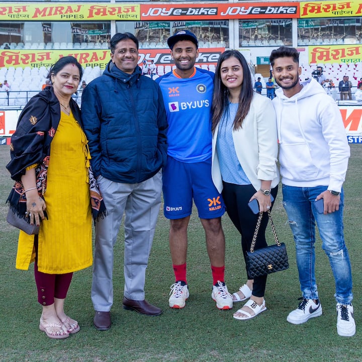 सूर्याकुमार यादव ने अपनी शुरुआती पढ़ाई मुंबई के एटॉमिक एनर्जी सेंट्रल स्कूल से की है, जहां उनके पिता अशोक कुमार यादव इंजीनियर के पद पर कार्यरत थे.