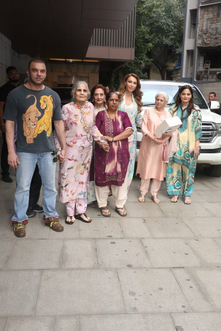 सोहेल खान और अलीजा को अपनी मां सलमा खान के साथ पोज देते भी देखा गया. इस दौरान लूलिया वंतूर समेत कई मेहमान भी साथ खड़े दिखे.