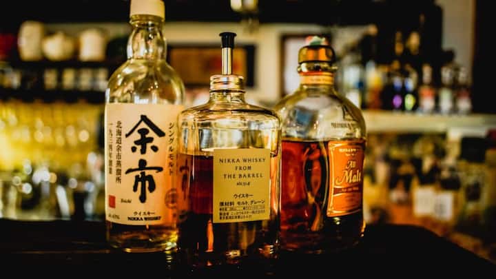 UAE में मुस्लिम नागरिकों के लिए शराब का सेवन हराम है, लेकिन गैर-मुस्लिम निवासियों और पर्यटकों के लिए नियंत्रित तरीके से शराब उपलब्ध की जाती है. यह नीति UAE की धार्मिक संवेदनाओं का सम्मान करते हुए व्यावसायिक जरूरतों को पूरा करती है.