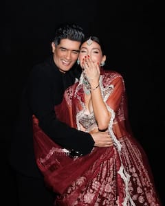 मैरून लंहगे में दुल्हन सी सजीं नोरा फतेही, कातिल अदाओं ने चुराया फैंस का दिल, फैंस बोले - ‘इतनी सुंदर क्यों हो..’