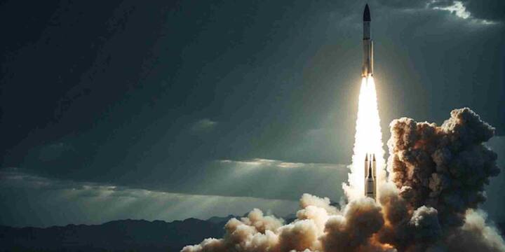 दुनिया में अगर सबसे एडवांस ऑटोमैटिक मिसाइल सिस्टम की बात करें तो अमेरिका का नाम सबसे आगे आता है. अमेरिका ने कई ऐसी मिसाइलें बनाई हैं जो AI और मशीन लर्निंग बेस्ड एल्गोरिद्म पर काम करती हैं. इनमें JASSM (Joint Air-to-Surface Standoff Missile) और Patriot Missile System प्रमुख हैं. JASSM अपने आप टारगेट तक पहुंचने की क्षमता रखती है जबकि Patriot सिस्टम हवा में उड़ रही दुश्मन की मिसाइल या ड्रोन को तुरंत पहचानकर नष्ट कर देता है.