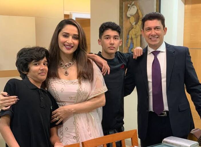 माधुरी दीक्षित के बेटे एरिन नेने और रायन नेने हमेशा से ही फिल्मों की दुनिया से दूर रखते हैं. मां माधुरी दीक्षित बॉलीवुड की क्वीन होने के बावजूद उन्होंने अपने बच्चों को सिम्पल लाइफ देना पसंद करती है. एरिन और रायन दोनों ही पढ़ाई में अच्छे हैं और अपनी इन्टरेस्ट को समय देते हैं.