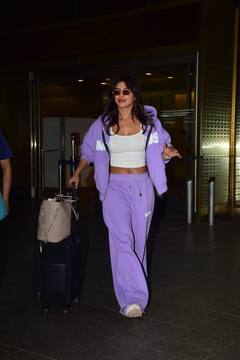 स्टाइलिश लुक में मुंबई एयरपोर्ट पर स्पॉट हुईं प्रियंका चोपड़ा, छोटी फैन के साथ खिंचवाई फोटो