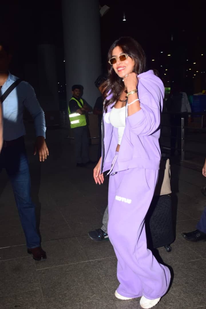 Let us know that with the work of Priyanka, they are also active on social media. Where recently she also shared pictures with husband Nick Jonas and daughter Malti Mary.