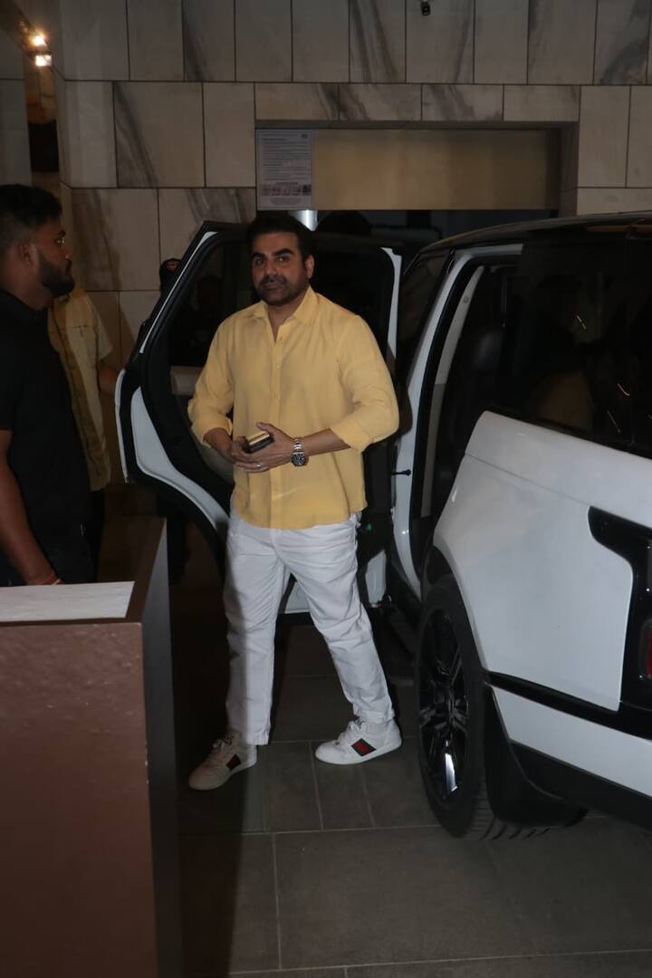 वहीं अरबाज खान अपनी वाइफ के साथ येलो में ट्विनिंग करते नजर आए. येलो शर्ट और व्हाइट पैंट में वो काफी हैंडसम दिख रहे थे.