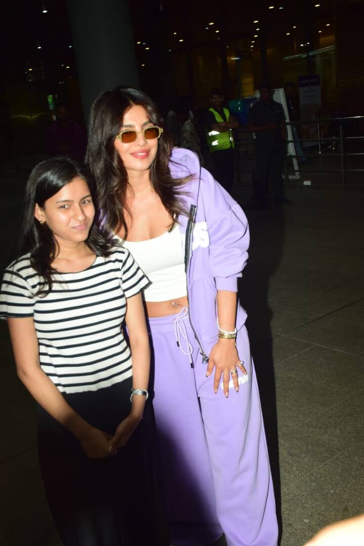 Priyanka met a small fan at the airport and also took a photo with her.