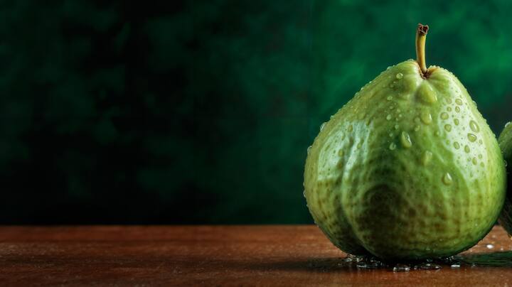 अमरूद का पौधा ढेर सारी धूप पसंद करता है. इसलिए इसे ऐसे स्थान पर लगाएं जहां दिन में कम से कम 5-6 घंटे धूप पहुंचती हो. मिट्टी हल्की, दोमट और अच्छी जल निकासी वाली होनी चाहिए. अगर मिट्टी भारी या पानी रोकने वाली हो तो पौधे की जड़ें सड़ सकती हैं.