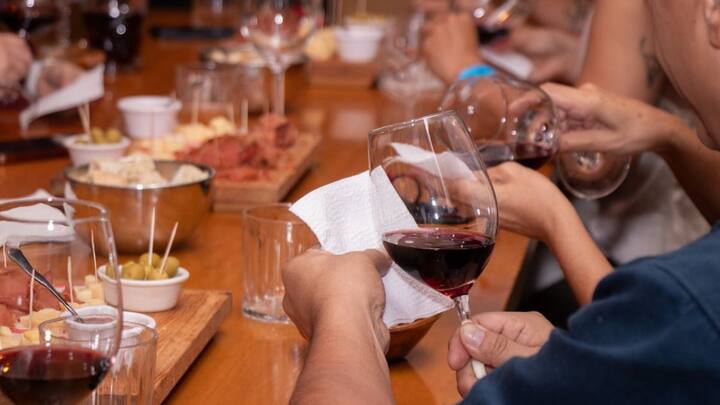 UAE, खासकर दुबई और अबू धाबी दुनिया के प्रमुख पर्यटन केंद्र हैं. यहां हर साल लाखों विदेशी पर्यटक आते हैं, जिनमें बड़ी संख्या में गैर-मुस्लिम लोग शामिल होते हैं. यहां लोग घूमने और मौज मस्ती करने के लिए आते हैं.