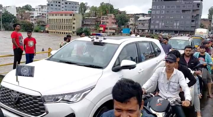 पाहणीसाठी आलेले वरिष्ठ अधिकारीच अडकले, यावरून व्यवस्थेचं चित्र स्पष्ट होतं.