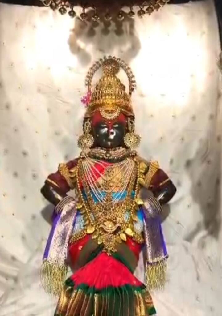 रुक्मिणी मातेस सोन्याचे मुकुट, जडावाचे तानवड जोड, सूर्य, चंद्र, मन्यामोत्याच्या  पाटल्या जोड, हिऱ्याची नथ, वाळ्या जोड, बाजीराव गरसोळी, जडावाचा हार, ठुशी, वाक्या जोड, पेट्याची बिंदी, पाचूची गरसोळी, खड्याची वेणी, मोत्याचा कंठा, मोत्याचे मंगळसूत्र, चिंचपेटी हिरवी, रूळ जोड, पैंजण जोड, तुळशीची माळ 1 पदरी, मद्राशी कंठा इत्यादि अलंकार परिधान करण्यात आलेले आहेत.