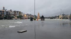 PHOTOS : वाह रे नाशिककर! पूर बघण्यासाठी अख्खा गाडगे महाराज पूल भरला, जिल्हाधिकारी जलज शर्मा ताटकळले, नेमकं काय घडलं?