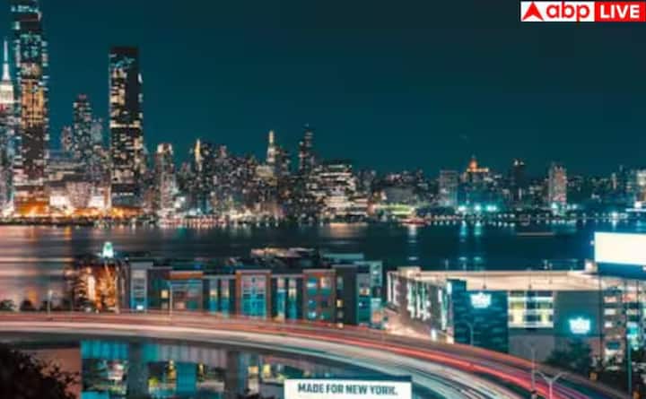 ਇਸ ਵਿੱਚ ਸਭ ਤੋਂ ਪਹਿਲਾਂ ਨਾਮ ਆਉਂਦਾ ਹੈ, ਉਹ ਹੈ ਪਟਾਇਆ ਦੀ ਵਾਕਿੰਗ ਸਟ੍ਰੀਟ। ਇਸ ਨੂੰ ਸਭ ਤੋਂ ਬਦਨਾਮ ਥਾਵਾਂ ਵਿੱਚੋਂ ਇੱਕ ਮੰਨਿਆ ਜਾਂਦਾ ਹੈ। ਇੱਥੇ ਨਾਈਟ ਕਲੱਬ ਅਤੇ ਐਡਲਟ ਸ਼ੋਅ ਵੱਡੀ ਮਾਤਰਾ ਵਿੱਚ ਦੇਖਣ ਨੂੰ ਮਿਲਦੇ ਹਨ। ਹਰ ਸਾਲ, ਇਸ ਜ਼ਿੰਦਗੀ ਦਾ ਆਨੰਦ ਲੈਣ ਲਈ ਵੱਡੀ ਗਿਣਤੀ ਵਿੱਚ ਸੈਲਾਨੀ ਇੱਥੇ ਆਉਂਦੇ ਹਨ।