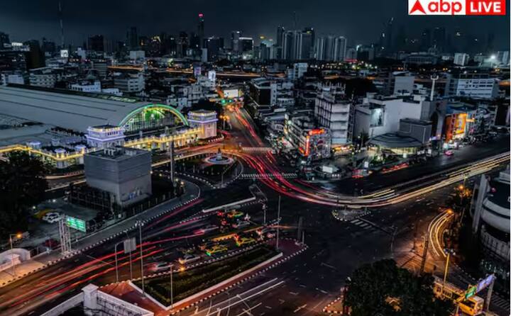 ਬੈਂਕਾਕ ਵਿੱਚ ਇੱਕ ਹੋਰ ਜਗ੍ਹਾ ਪੈਟਪੋਂਗ ਨਾਈਟ ਮਾਰਕਿਟ ਹੈ। ਇਸਨੂੰ ਸਭ ਤੋਂ ਬਦਨਾਮ ਥਾਵਾਂ ਵਿੱਚੋਂ ਇੱਕ ਮੰਨਿਆ ਜਾਂਦਾ ਹੈ। ਇਹ ਅੰਡਰਗ੍ਰਾਊਂਡ ਬਾਰ ਅਤੇ ਕਲੱਬਸ ਮਿਲ ਜਾਂਦੇ ਹਨ। ਇੱਥੇ ਤੁਹਾਨੂੰ ਸਸਤੀ ਸ਼ਾਪਿੰਗ ਦੇ ਨਾਲ-ਨਾਲ ਰੰਗੀਨ ਲਾਈਫ ਦਾ ਮਜ਼ਾ ਲੈ ਸਕਦੇ ਹਨ।