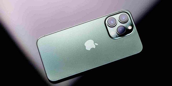 असली iPhone हमेशा iOS पर चलता है, जबकि नकली डिवाइस अक्सर Android के बदले हुए वर्ज़न का इस्तेमाल करते हैं, जो दिखने में iOS जैसा लगता है. Settings में जाकर सॉफ़्टवेयर डिटेल्स देखें. अगर सिस्टम में Android से जुड़े फीचर्स या अलग इंटरफ़ेस दिख रहा है तो यह iPhone असली नहीं है.