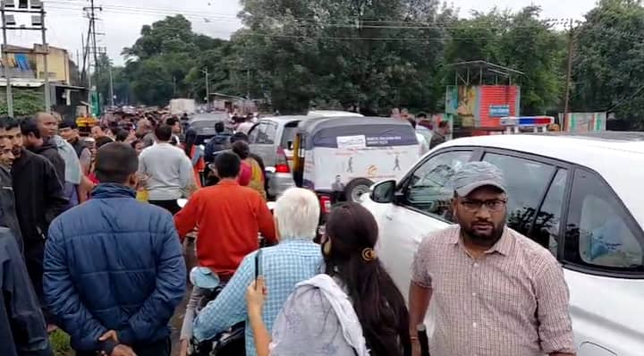 गाडगे महाराज पुलावर पूर बघायला आलेल्या लोकांनी थेट रस्त्यावर वाहनं लावली. कोणतीही वाहतूक व्यवस्था नसल्याने या पुलावर मोठी वाहतूक कोंडी झाली होती.