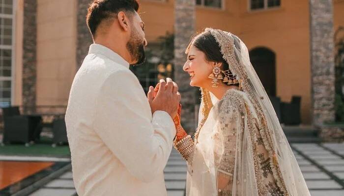 मुजना मसूद मलिकने टिकटॉकवरही मोठी फॅन फॉलोइंग तयार केली आहे. तिच्या मॉडेलिंग करिअरमुळे तिला अनेक पाकिस्तानी चित्रपटांत झळकण्याची संधी मिळाली. याशिवाय, मुजनाने फॅशन डिझाइनिंग क्षेत्रातही काही काळ काम केले आहे.