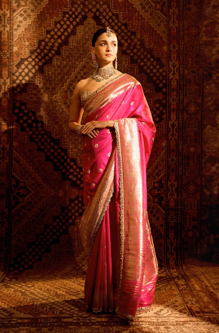 नई दुल्हन हैं, तो आलिया भट्ट की बनारसी सिल्क हैवी वर्क साड़ी भी आप नवरात्रि में पहन सकती हैं. इसे आप डांडिया नाइट के लिए भी ऑप्शन में रख सकती हैं.