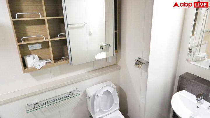 इसमें दूसरा नाम जो है वह है नॉन वॉटरप्रूफ इलेक्ट्रॉनिक्स का. इससे इलेक्ट्रिक शॉक लगने का खतरा बना रहता है. एक्सपर्ट इस तरह की चीजों को बाथरूम में रखने से मना करते हैं.