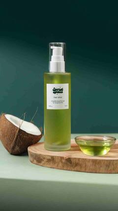 काळ्या केसांसाठी खोबरेल तेलात मिसळा फक्त 'या' दोन गोष्टी