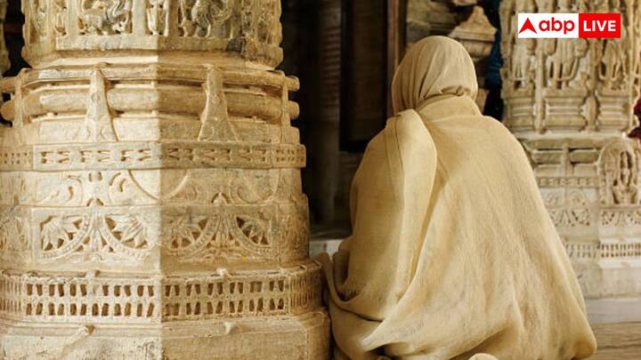 World's Difficult Fast: हिंदू या मुस्लिम नहीं बल्कि जैन धर्म के अनुयायी दुनिया का सबसे कठिन व्रत जिसे संथारा कहते हैं, रखते हैं. आइए जानते हैं इस व्रत के बारे में.