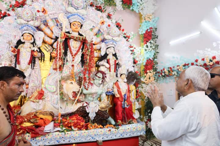 मारूफगंज मारवाड़ी सेवा समिति द्वारा मुख्यमंत्री नीतीश कुमार को अंगवस्त्र, पाग एवं प्रतीक चिह्न भेंट की गई.