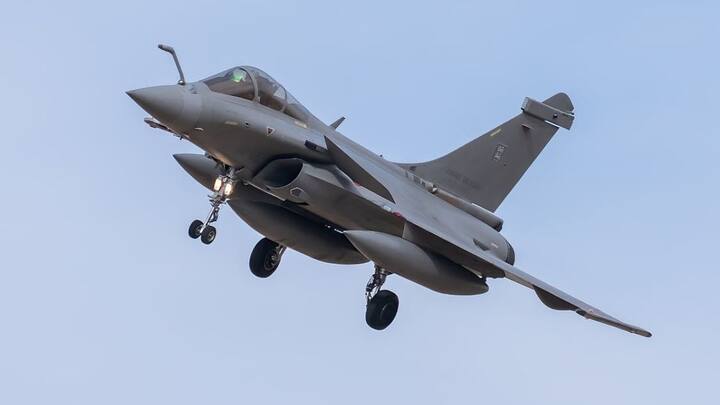 माइक्रोसॉफ्ट के सह-संस्थापक पॉल एलन और अमेजन के मालिक जेफ बेजोस ने भी दुर्लभ सैन्य विमानों को कलेक्शन के लिए लिया था. ये विमान मुख्य रूप से प्रदर्शनियों या निजी म्यूजियम में दिखाए जाते हैं, न कि रोजमर्रा की उड़ानों में इस्तेमाल होते हैं.