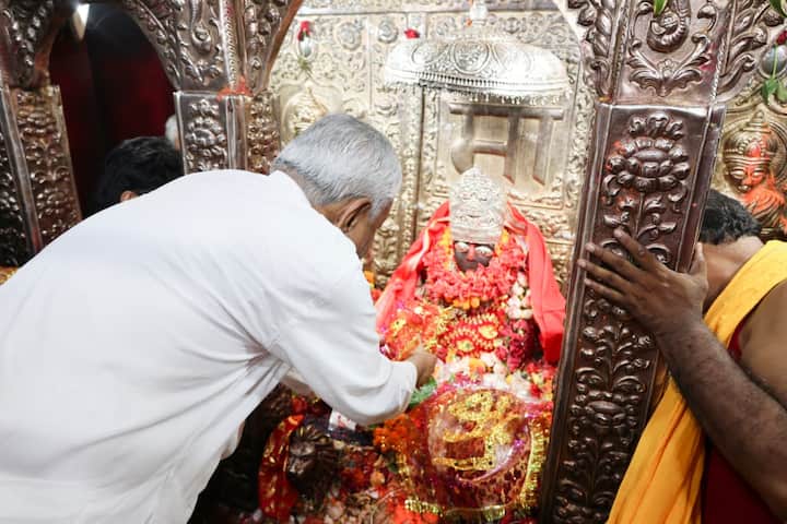 इनके अलावा मुख्यमंत्री के विशेष कार्य पदाधिकारी गोपाल सिंह, पटना प्रमंडल के आयुक्त डॉ. चंद्रशेखर सिंह, पटना के जिलाधिकारी डॉ. त्यागराजन एसएम, एसएसपी कार्तिकेय के शर्मा सहित आयोजक एवं अन्य श्रद्धालु उपस्थित रहे.