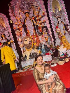 गोल्डन साड़ी में देवोलीना भट्टाचार्जी का ट्रेडिशनल लुक, बेटे और पति संग दुर्गा पूजा पंडाल में आईं नजर
