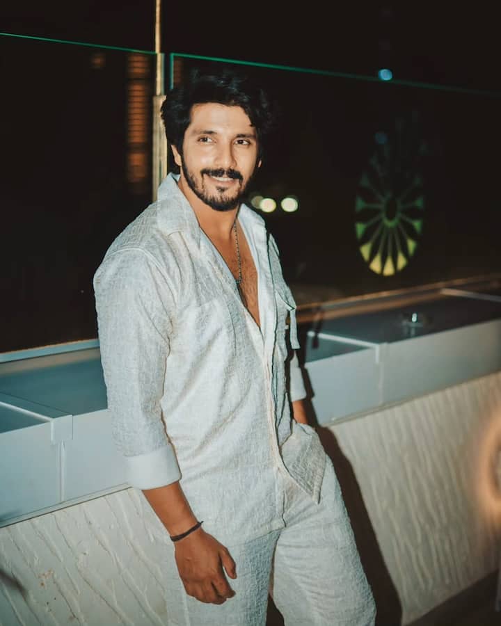 टीवी इंडस्ट्री में काम करना आसान नहीं है और इसे एक्टर कंवर ढिल्लों भी मानते हैं. उनका कहना है कि दर्शक जो ग्लैमर और चार्म स्क्रीन पर देखते हैं, उसके पीछे काफी मेहनत और सैक्रिफाइस छुपा होता है.