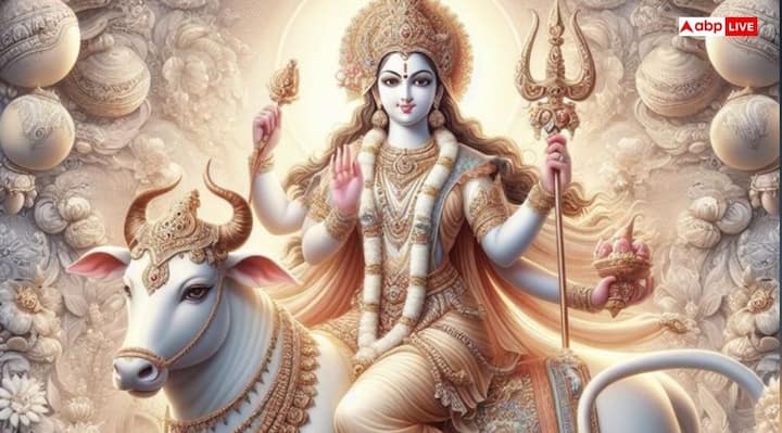 पार्वती ने वर्षों तक तप किया. इस दौरान न भोजन ग्रहण किया और न जल पिया. पार्वती की तपस्या से प्रसन्न होकर भगवान शिव ने उन्हें वरदान देने का वचन दिया.