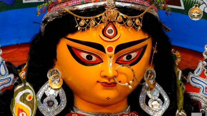 পুরাণ অনুসারে, যুদ্ধের সময় রক্তবীজ অসুরের সমস্ত রক্ত পান করেছিলেন দেবী। বলা হয়, এই সময় দেবীর মধ্যে সমস্ত মায়া-মমতার অবসান ঘটেছিল। তখন তিনি সর্বসংহারকারিণী।