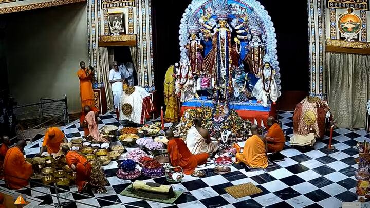 সন্ধিপুজো দুর্গাপুজোর একটি গুরুত্বপূর্ণ অংশ যা দেবী চামুণ্ডার পূজা ও অশুভ শক্তির বিনাশের প্রতীক।