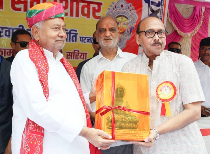 पूजा-अर्चना के दौरान मुख्यमंत्री के प्रधान सचिव दीपक कुमार, मुख्यमंत्री के सचिव अनुपम कुमार और मुख्यमंत्री के सचिव कुमार रवि भी मौजूद रहे.