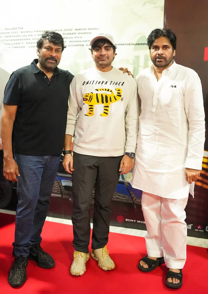 'ఓజీ' స్పెషల్ షో పూర్తి అయ్యాక జరిగిన సక్సెస్ సెలబ్రేషన్స్ లో మెగా ఫ్యామిలీ పాల్గొంది. దర్శకుడు సుజీత్ తో చిరంజీవి, పవన్ కళ్యాణ్ ఫోటో. (Image Courtesy: DVVMovies / x.com)