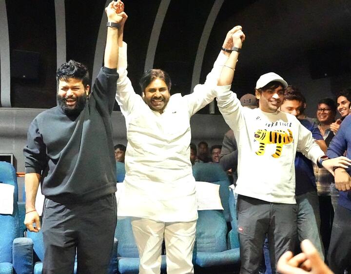 'ఓజీ' విడుదలకు ముందు జరిగిన ప్రీ రిలీజ్ వేడుకలో సినిమాకు అసలైన హీరోలు తమన్, సుజీత్ అని పవన్ కళ్యాణ్ చెప్పారు. వాళ్ళిద్దరితో మెగా ఫ్యామిలీ స్పెషల్ షో పూర్తి అయ్యాక ఫోటో దిగారు. (Image Courtesy: DVVMovies / x.com)