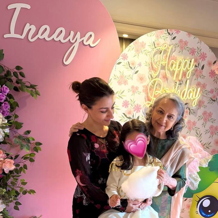 इन तस्वीरों में बर्थडे गर्ल इनाया व्हाइट कलर की आउटफिट में नजर आई. जिसमें वो बहुत ही प्यारी लग रही थी. फोटो में इनाया अपनी मां और नानी शर्मिला टैगोर संग नजर आ रही हैं.