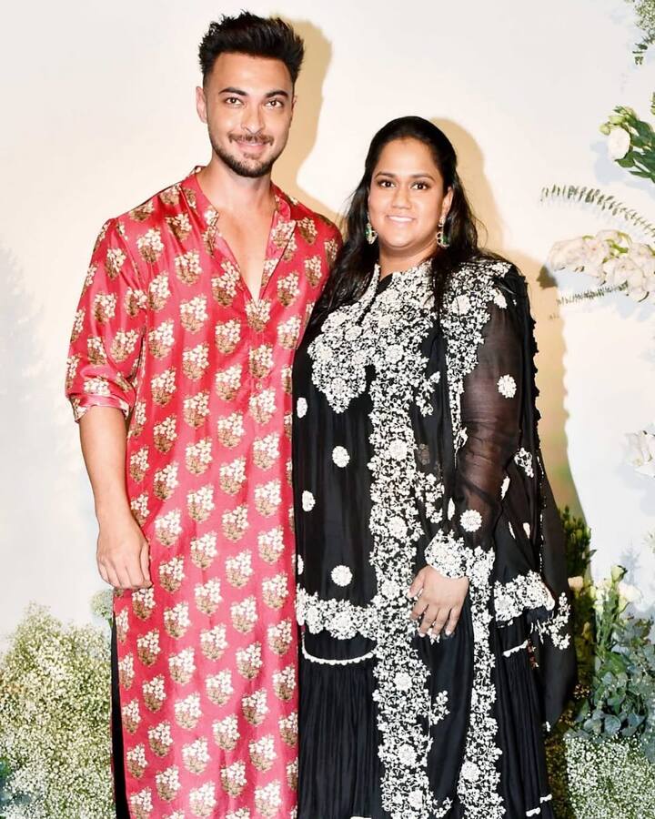 Along with this, Arpita is also an interior designer. He has worked with the interior design firm for many years.