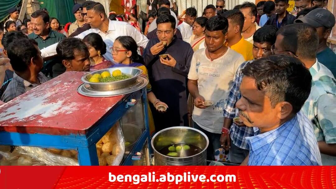 TMC Leader Abhishek Banerjee attend Fuchka party with his daughter and Aditi Munshi Debraj Chakraborty at DumdumJawpur Jayshree Durga Puja 2025 Abhishek Banerjee: হাতে নিলেন শালপাতা, মহাঅষ্টমীতে সকলের সঙ্গে জমিয়ে ফুচকা খেলেন অভিষেক !
