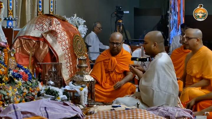 কলকাতা থেকে কোচবিহার, মালদা থেকে মেদিনীপুর-সর্বত্রই  সন্ধিপুজোর আচারে রীতি ও ঐতিহ্য অটুট৷  বেলুড় মঠেও বিশুদ্ধ সিদ্ধান্ত মতে এই পুজো হয়।