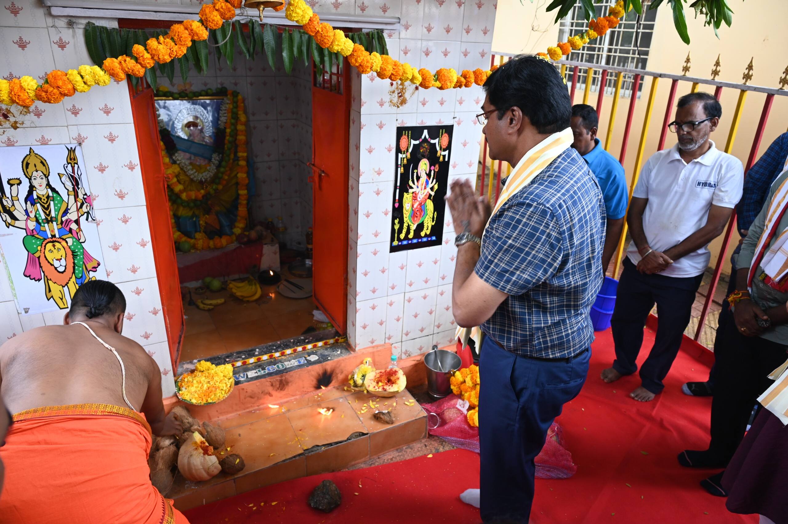 Hydra Ayudha Puja: హైడ్రా వాహనాలకు ఆయుధపూజలు చేసిన సీపి రంగనాథ్-ఉద్యోగులకు వస్త్రాల పంపిణీ